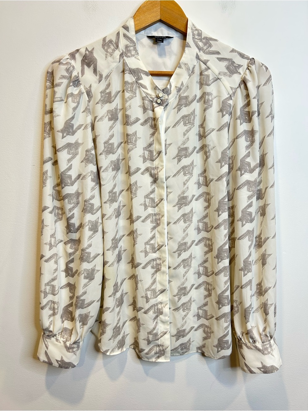 RW&Co abstract houndstooth-patterned long-sleeve blouse White